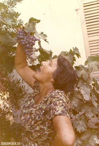 Ryfka (daughter of Mortka Koryto) with a bunch of grapes from her garden